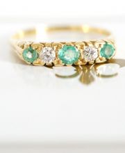 Englischer Art Deco Ring mit Smaragden und Brillanten in 18ct Gelbgold A3037