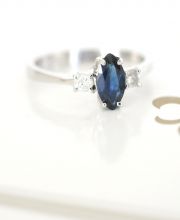 Art Deco Design Ring mit blauem Safir + Brillanten aus 750/000 Weissgold A3243