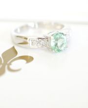 Exclusiver Ring mit 0,85ct Smaragd + Brillanten in 750/000 Weissgold A3354