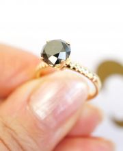 Wertvoller Ring aus 585/000 Gelbgold mit schwarzem 2,10 ct Brillant Solitär B3366