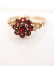 Hübscher vintage Ring aus 375/000 Gelbgold mit Granaten , England B3635