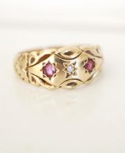 Englischer vintage Ring mit Rubinen und Diamant aus 9ct Gelbgold B3641