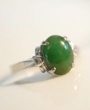 Schöner vintage Ring aus 585/000 Weissgold mit grüner Jade + Diamanten B3802