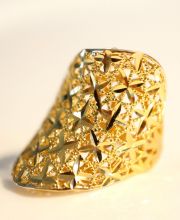 Aussergewöhnlicher Ring 750/000 Gelbgold mit diamantierten Sternen 7,4g B3854