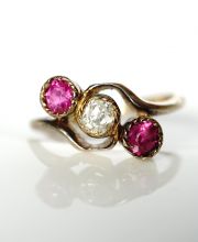 Antiker victorianischer Ring mit Rubinen + Diamant aus 750/000 Gelbgold B3913