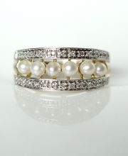 Wunderschner englischer Ring mit Perlen und Diamanten aus 9ct Gelbgold B3935