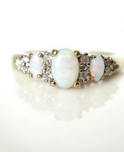 Schner vintage Ring aus 375/000 Gelbgold mit Opal und Diamanten B38937