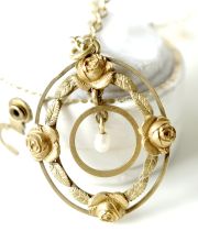 Antiker Anhnger um 1900 aus 750/000 Gelbgold mit Rosen und Perle B4179