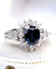 Stattlicher Ring aus 900 Platin mit grossem blauen Saphir und Brillanten B4236