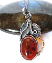 Sch�ner vintage Bernstein Anh�nger mit 835 Silber Fassung und Kette B4301