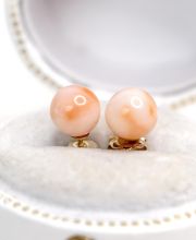 Sch�ne vintage Ohrstecker aus 585/000 Gelbgold mit Engelshaut Koralle B4349