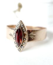 Antiker h�bscher Ring mit Granat und Flussperlen aus 333/000 Rotgold B4358