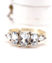 Sch�ner englischer Ring mit Aquamarin und Diamanten in 375/000 Gelbgold B4378
