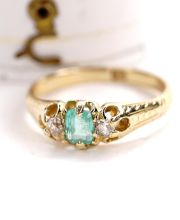 Antiker britischer Ring mit Smaragd und Diamanten in 750 Gelbgold um 1900 B4367