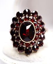 Stattlicher vintage Ring aus 333/000 Gelbgold mit b�hmischen Granaten B4503