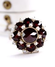 Edler vintage Ring aus 333/000 Gelbgold mit b�hmischen Granaten + Perlen B4504