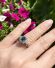 Stattlicher Ring aus 900 Platin mit grossem blauen Saphir und Brillanten B4236